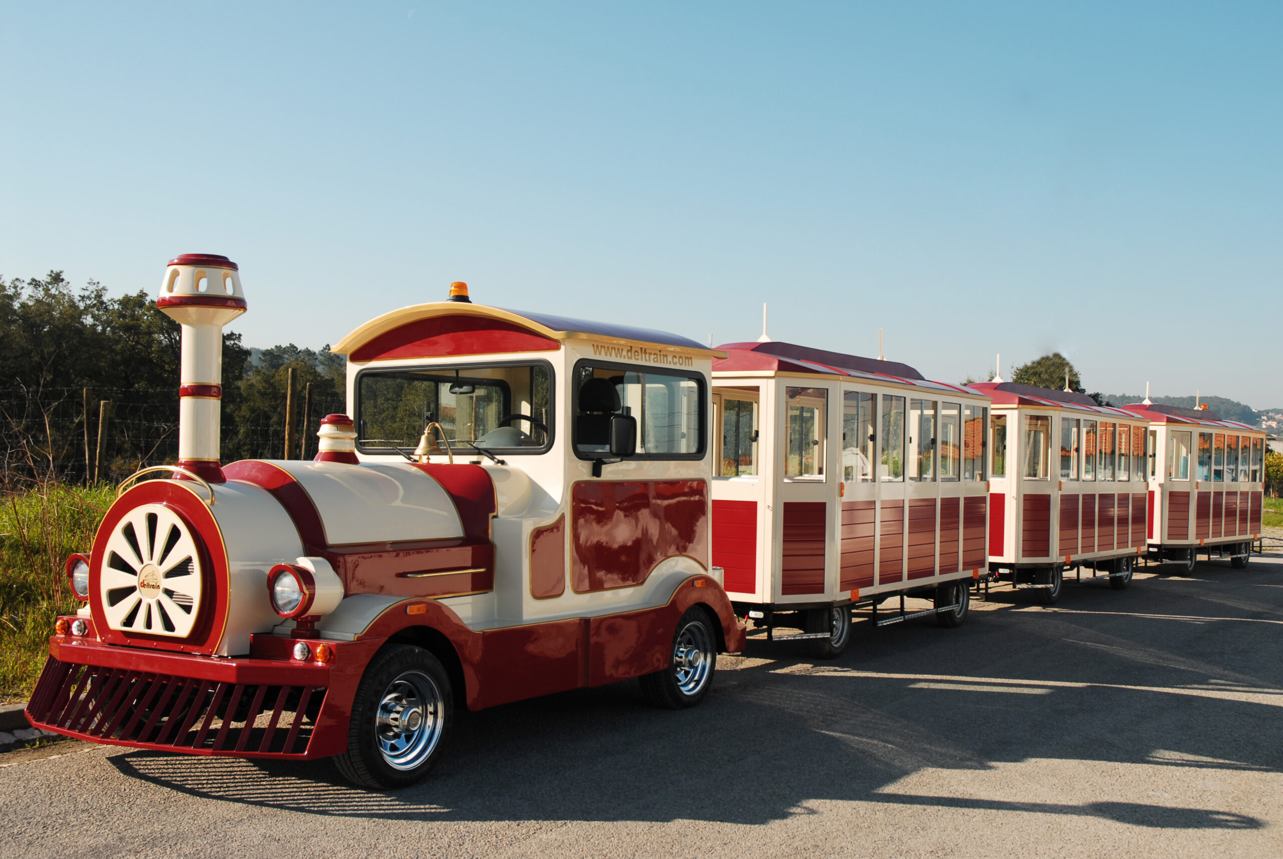 Execução de locomotiva e vagões em fibra, comboio turístico – Poliexport