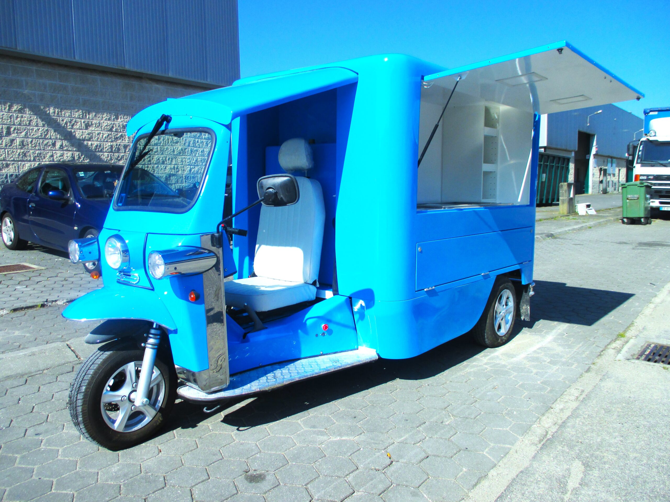 Fabrico, pintura e instalação dos equipamentos para a venda ambulante – Poliexport