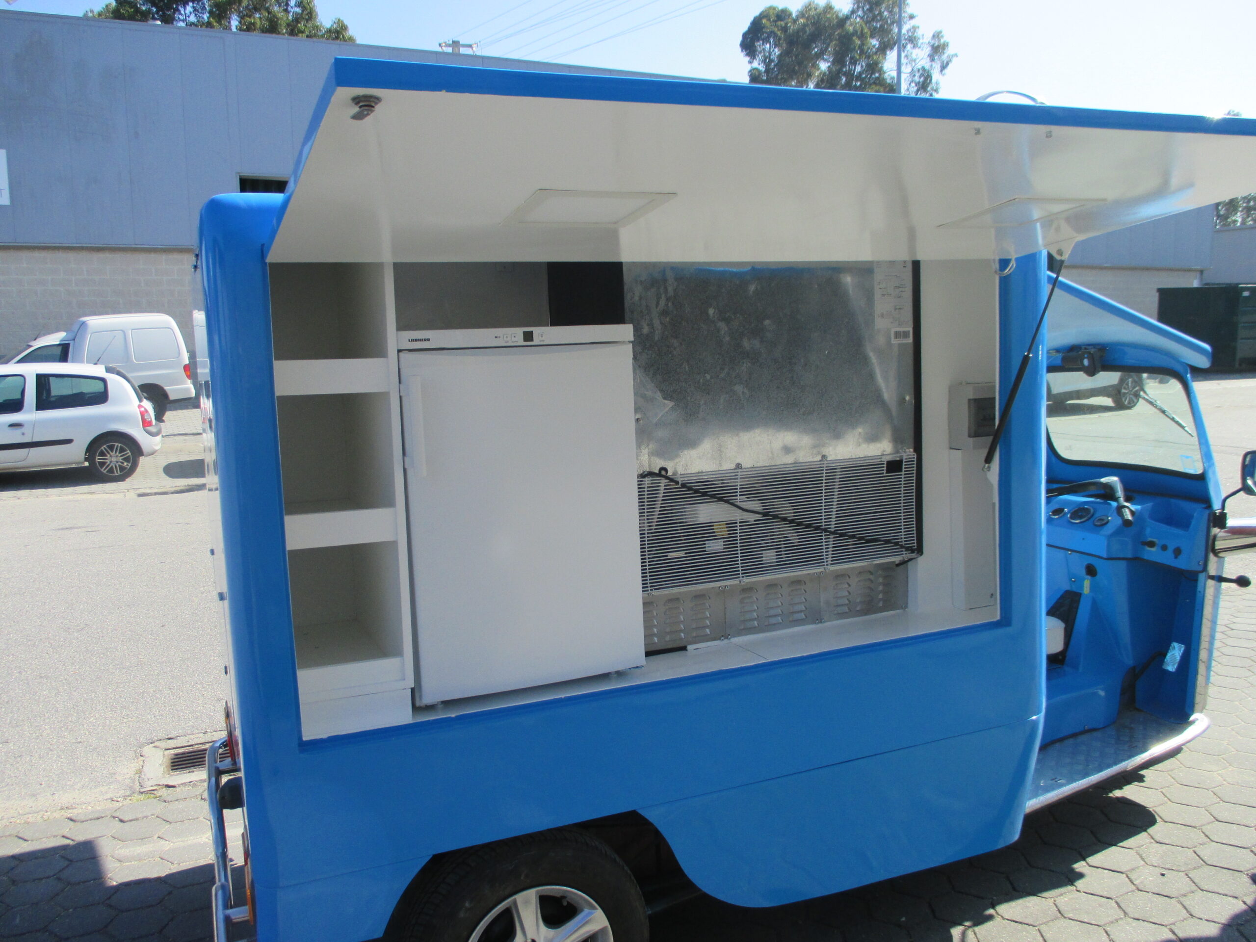 Tuktuk personalizado, equipado a medida das necessidades – Poliexport