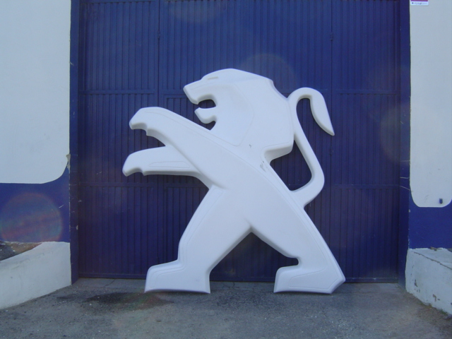 Execução de logo Peugeot em grande dimensão – Poliexport