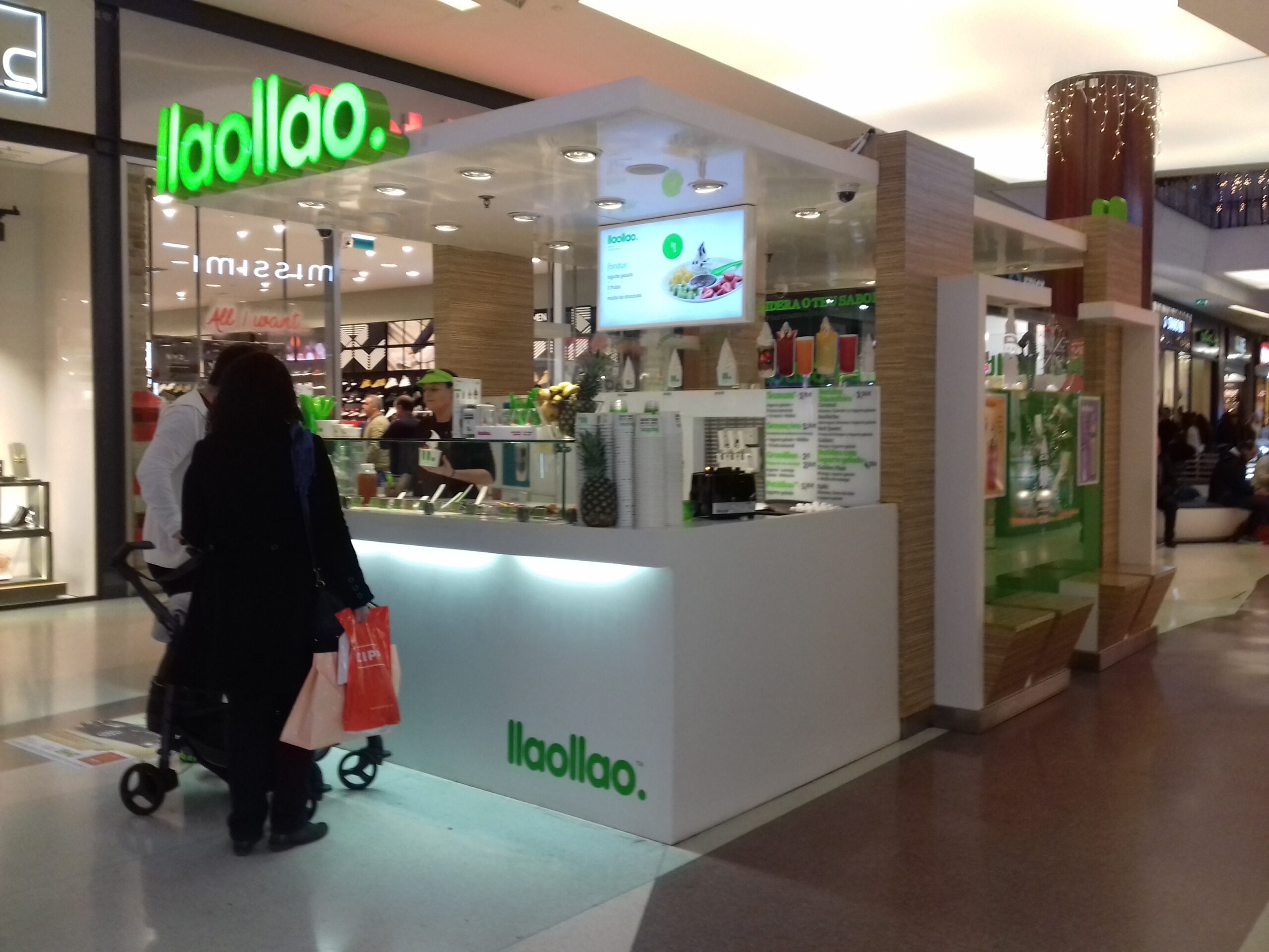 Ponto de venda de gelados llaollao em shopping – Poliexport