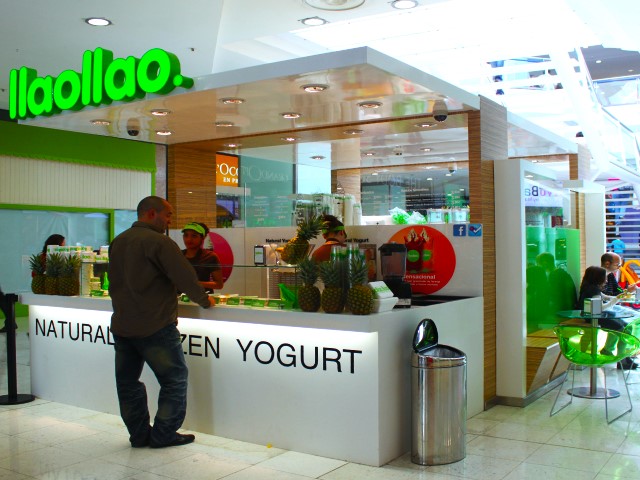 Quiosque em shopping composto pela junção de vários materiais – Poliexport