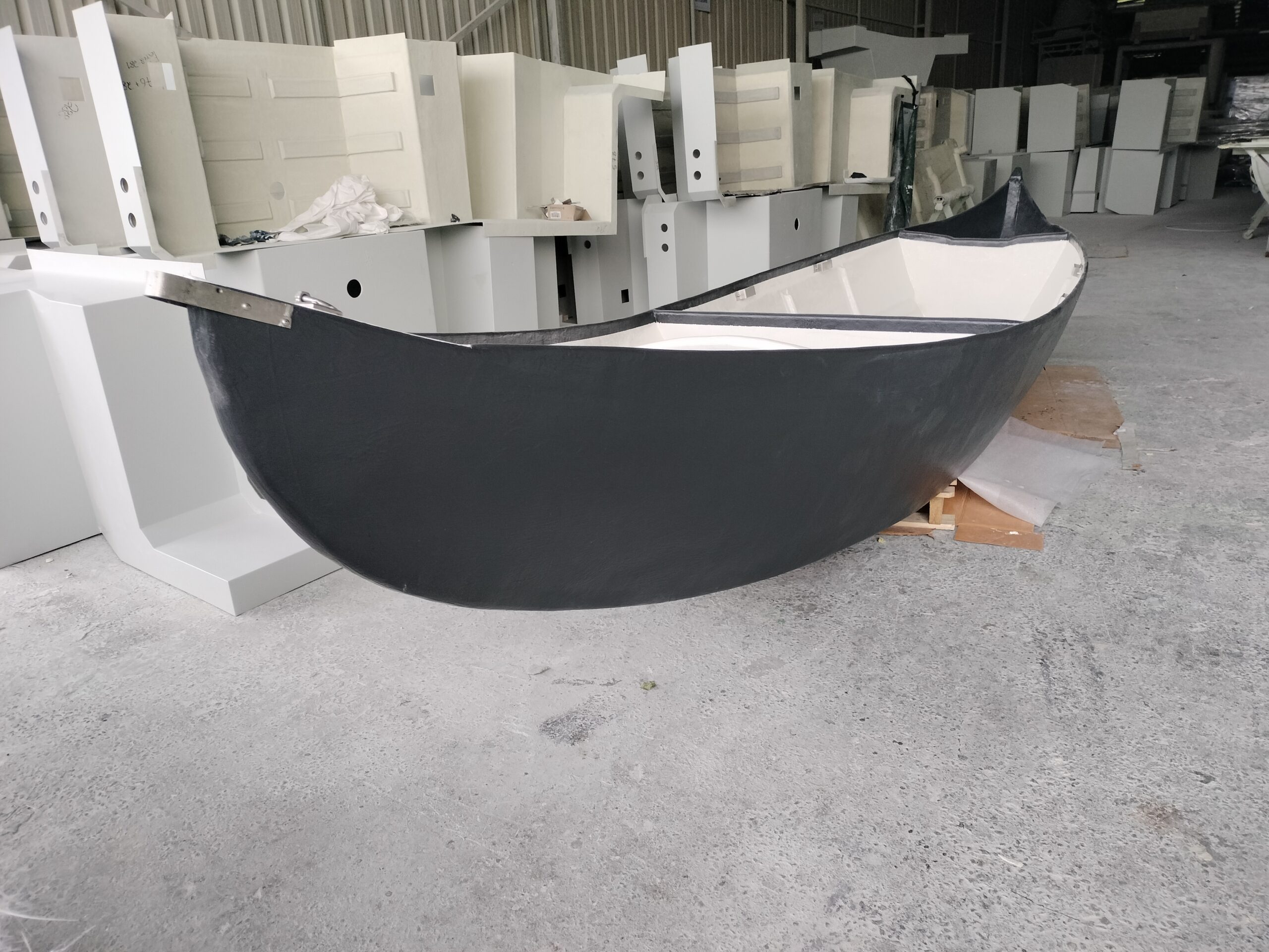 Recuperação interior e exterior de bateira, acabamentos em topcoat náutico – Poliexport
