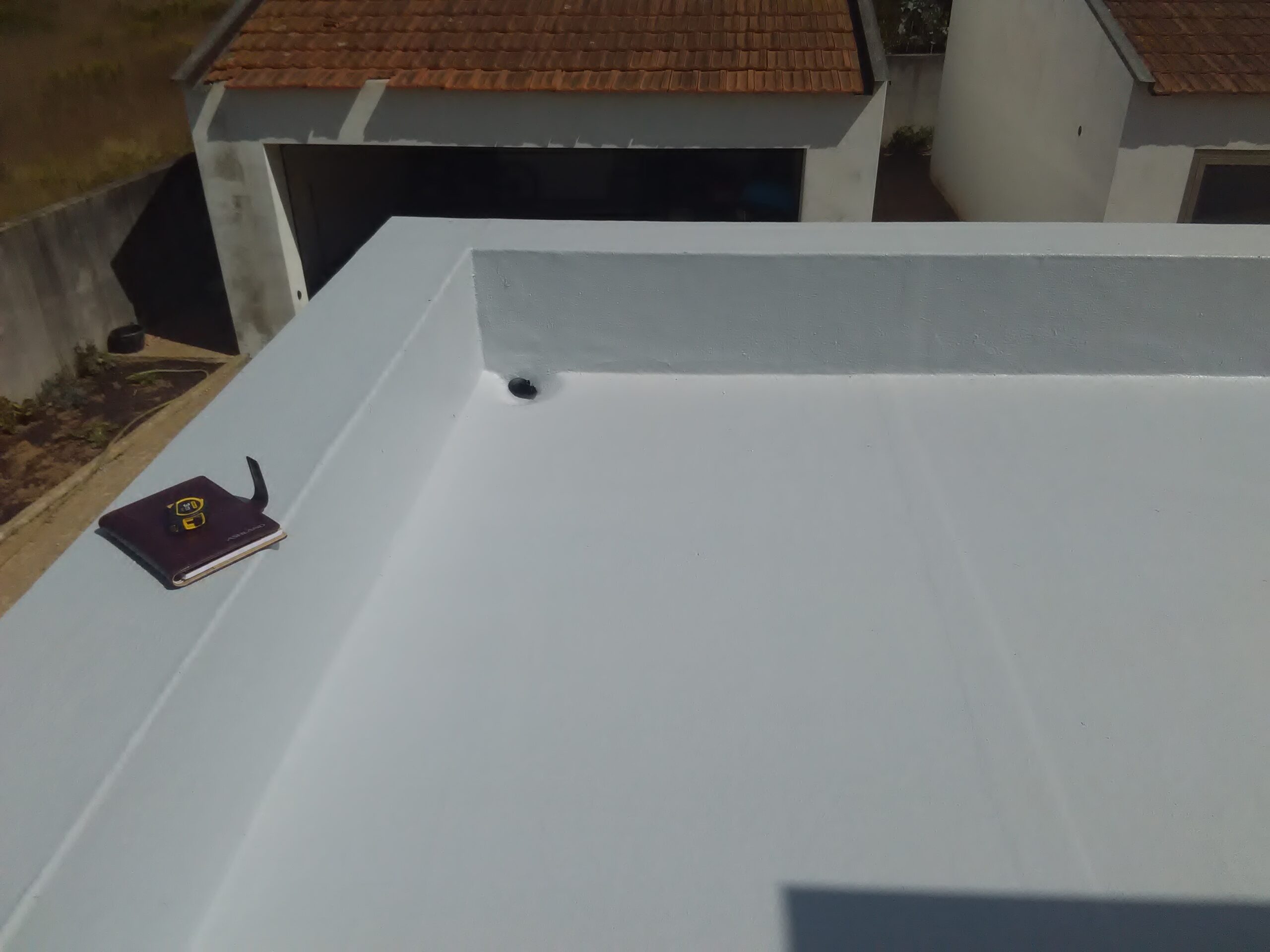 Revestimento de terraço e aplicação de topcoat para selar toda a superfície – Poliexport