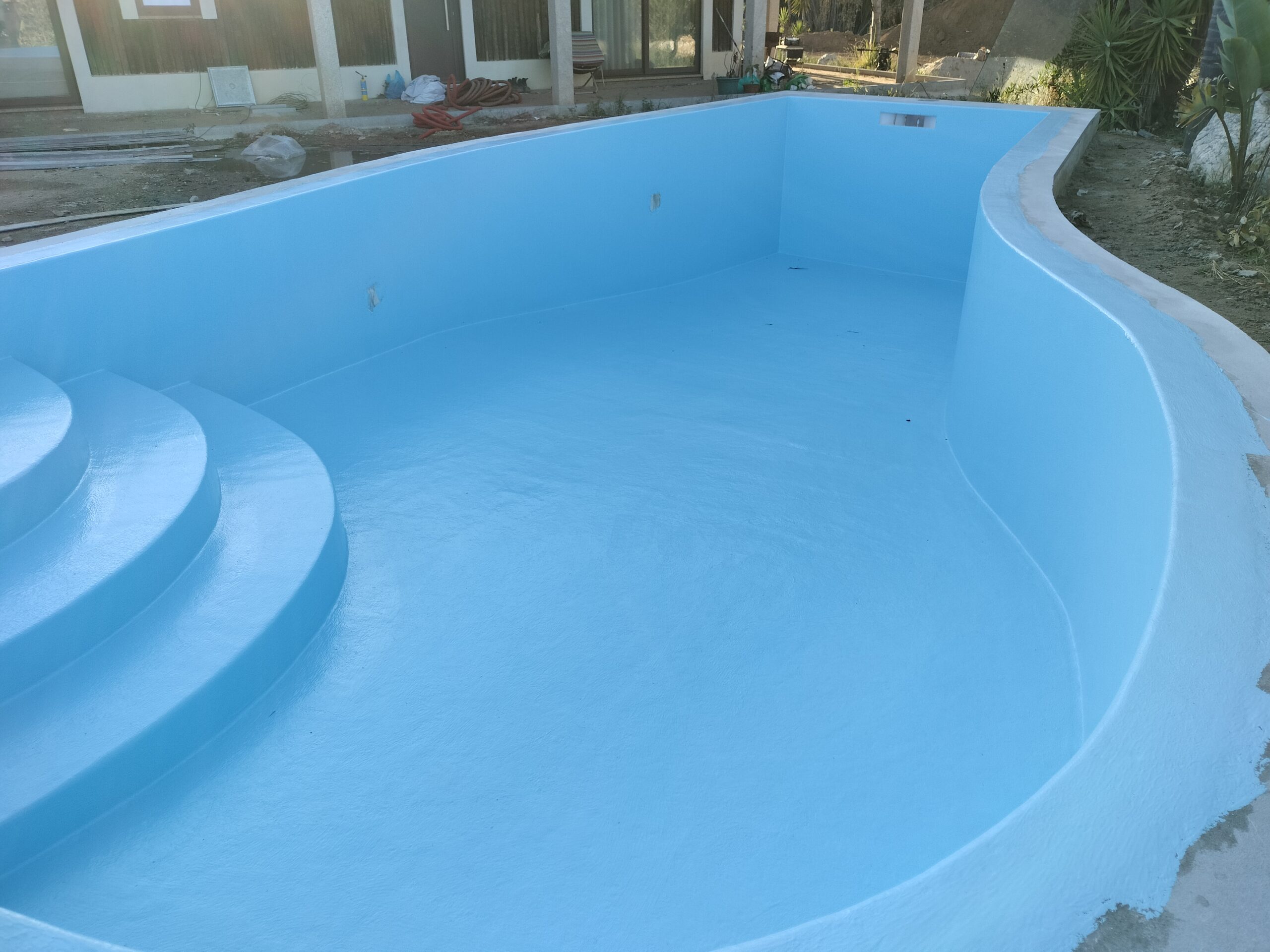 Revestimento integral ou reparação de piscina com aplicação de topcoat Büfa – Poliexport