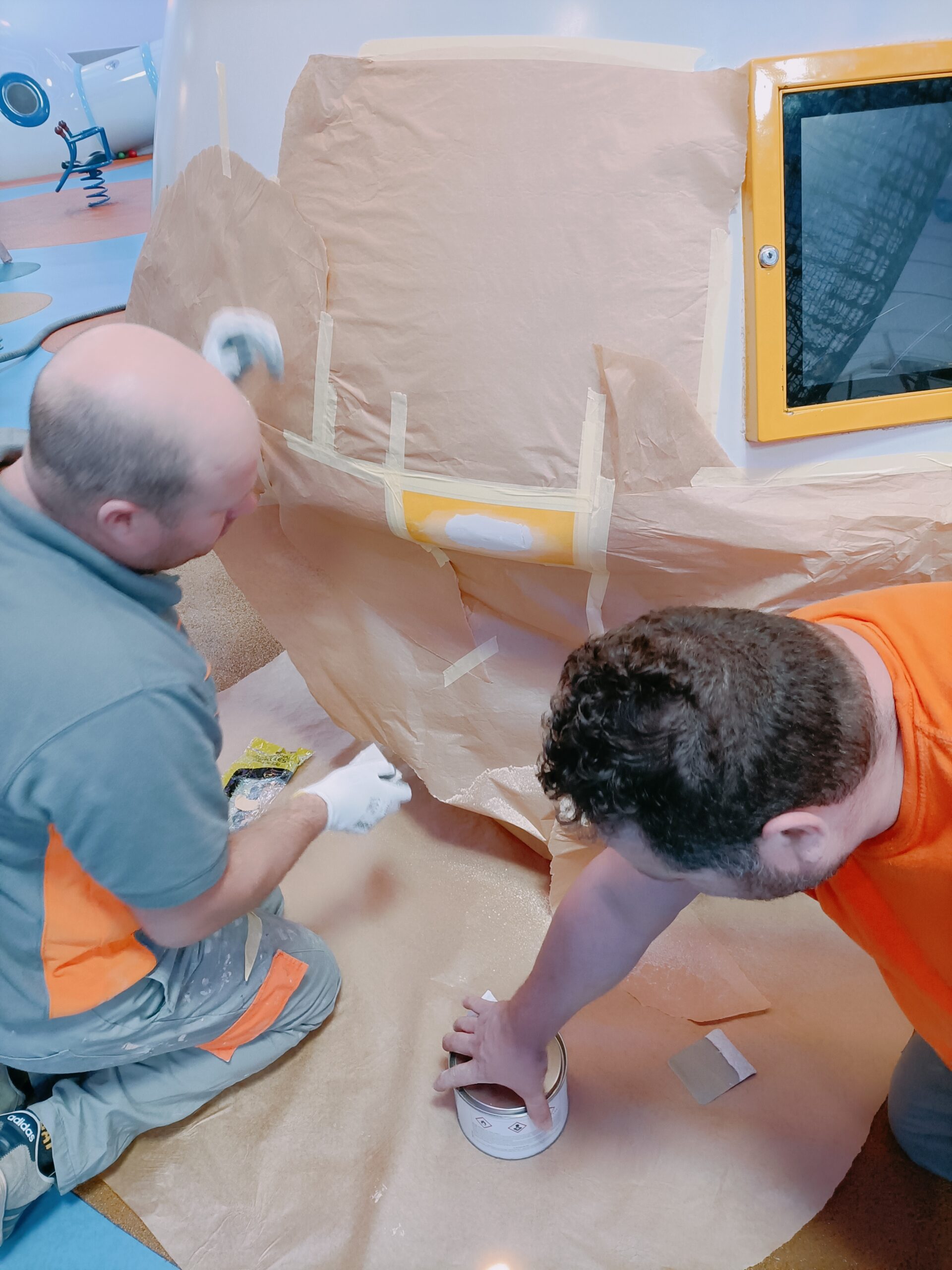 Trabalhos de reparação e repintura em shopping, executados no período noturno – Poliexport